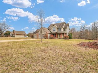 11 Long Grove Dr, Monticello, IL 61856