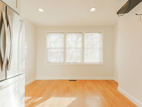 4th image of 375 Dorchester St #1