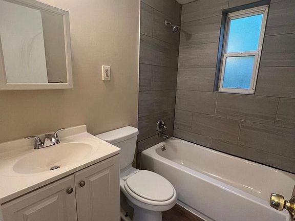2nd image of 153 Glenridge Pl APT B