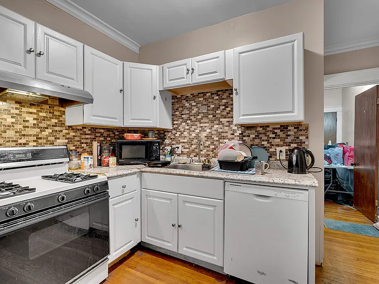 75 Montrose Ave #1 — Photo 20