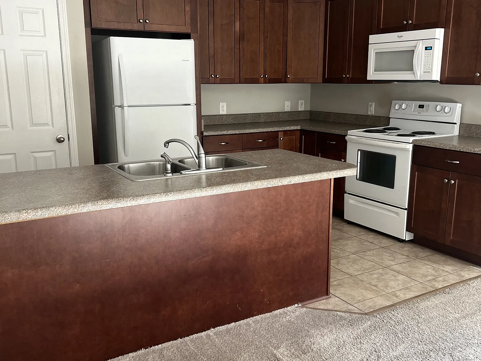 Abingdon Square - 200 — Photo 4