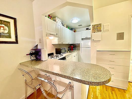 4th image of 37 W 71st St APT A