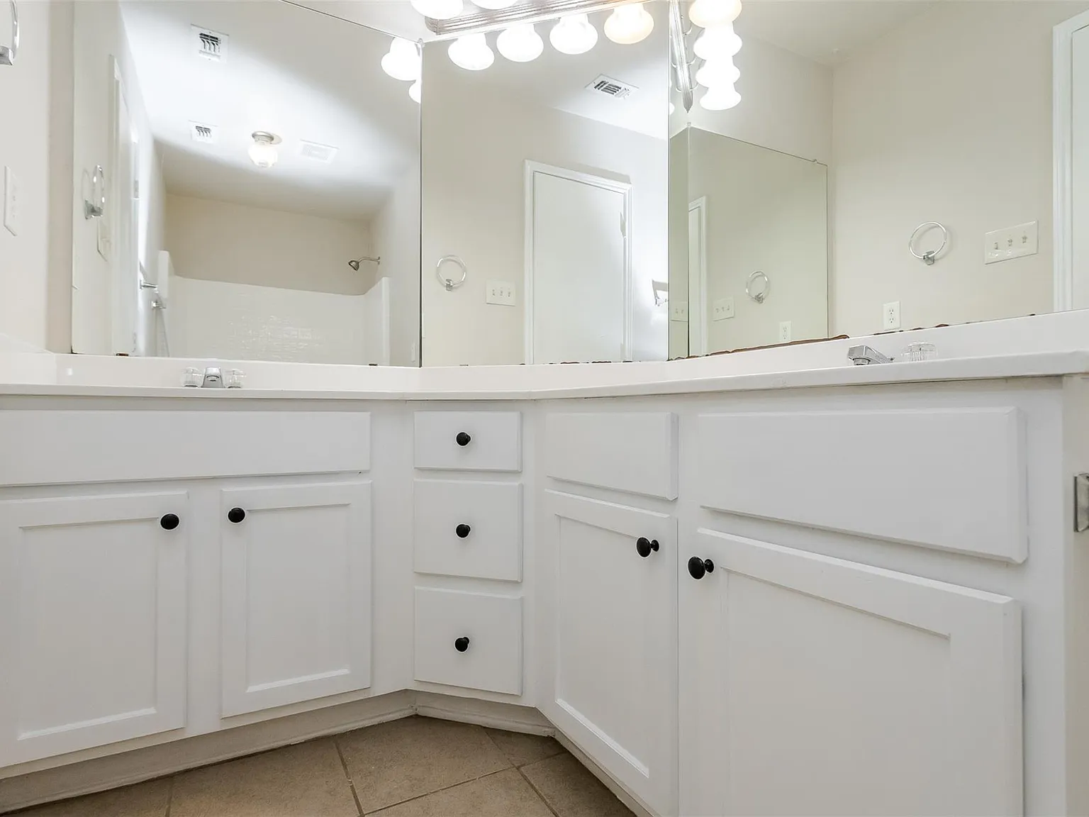 3 bed, 1959 sqft, $2,200 — Photo 2