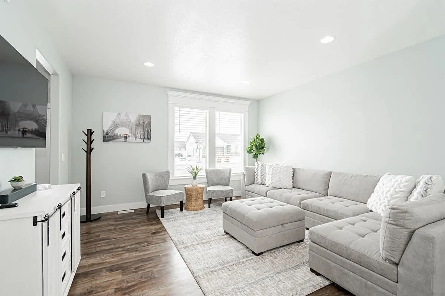 3 bed, 2.0 bath, $5,989 — Photo 1
