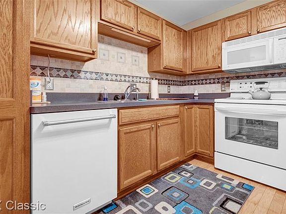 2nd image of 123 E Bay Dr