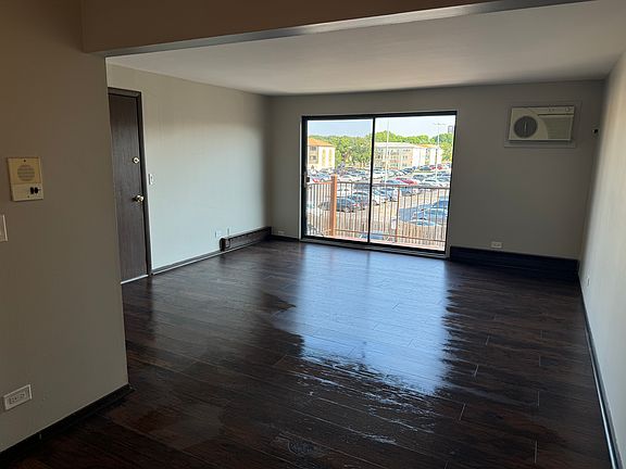 Living Room/Dining Area