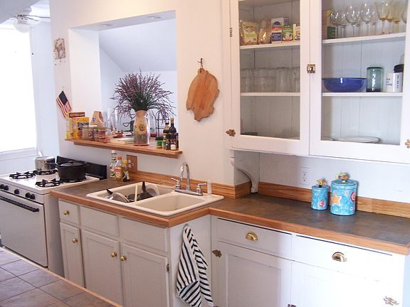 4th image of 395 Hall Ave APT 4