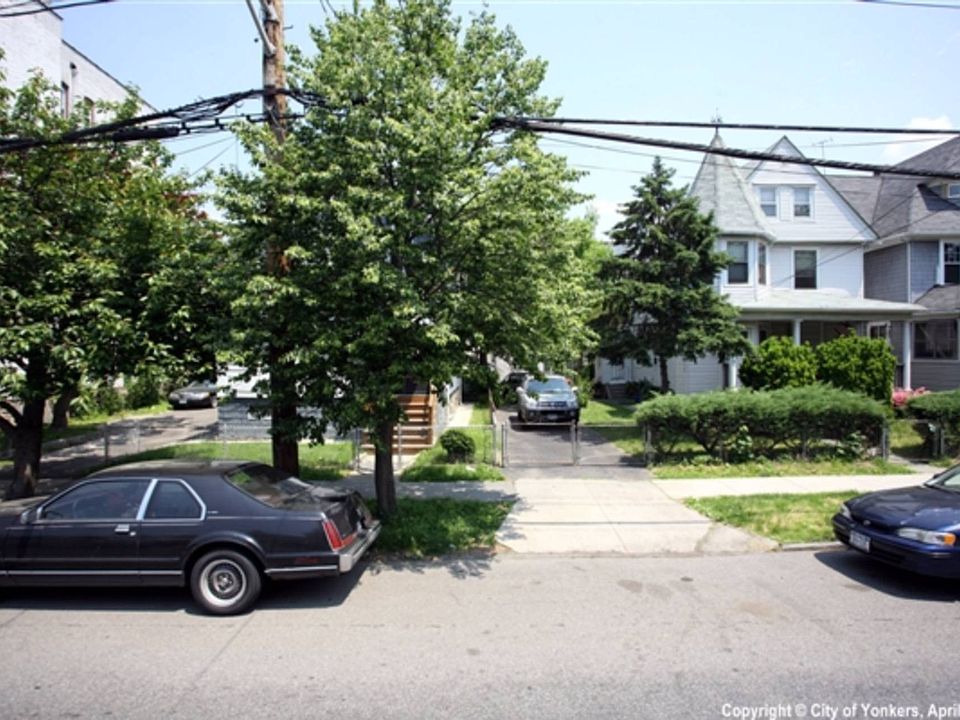 1st image of 456 Van Cortlandt Park Ave