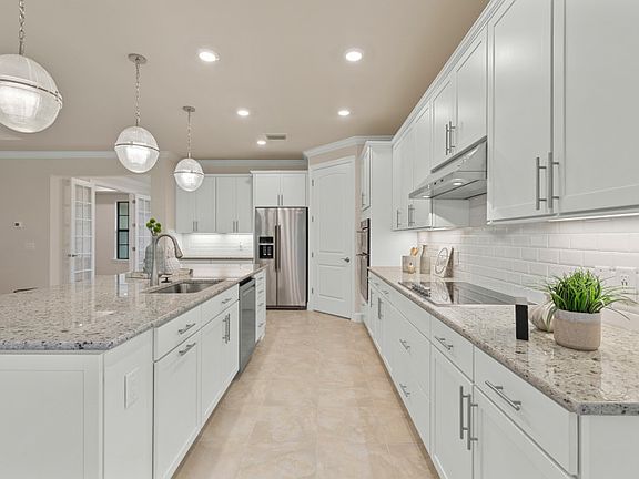 Gourmet kitchen decorative backsplash