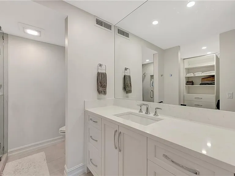 2258 Gulf Shore Blvd N #O1 — Photo 20