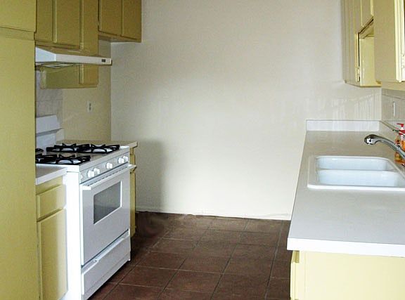 3rd image of 1820 Howard Ct