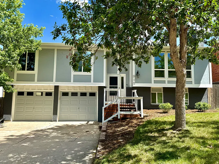 915 Valkenburg Dr — Photo 1