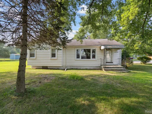 1629 W Oakley Park Rd, Walled Lake, MI 48390