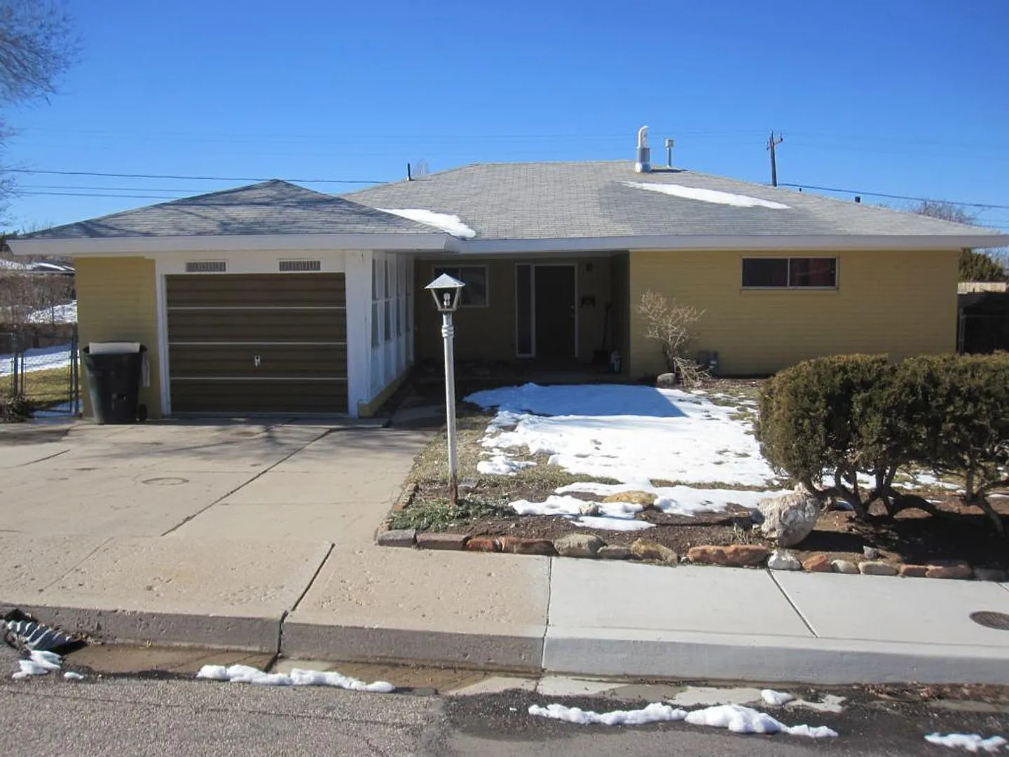 3 B / 1 B Home in La Vista Park — Photo 1