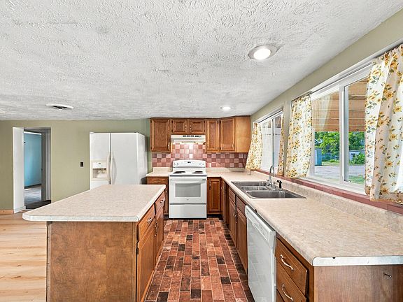 3rd image of 3300 County Farm Road