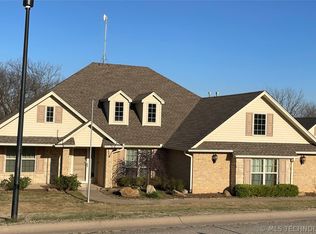 909 Country Club Dr, Cushing, OK 74023