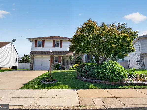 1127 Hower Ln, Philadelphia, PA 19115