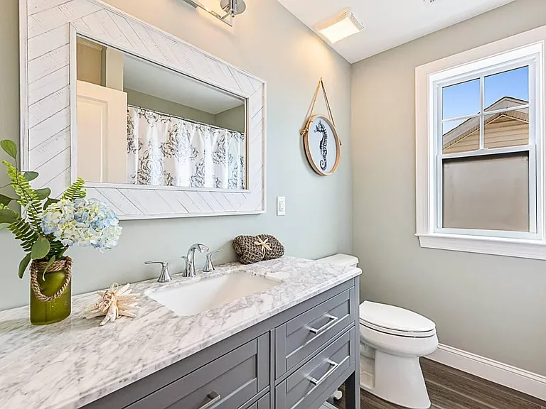 Guest Bathroom / 2nd Fl