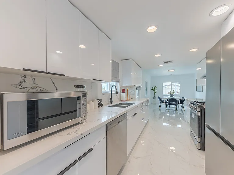 2522 Armacost Ave — Photo 8