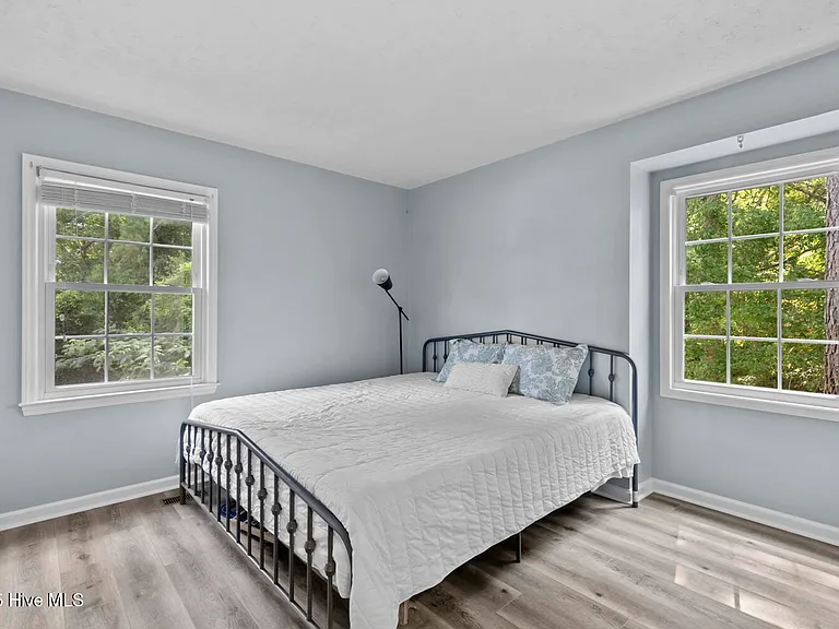 210 E Willowood Ln — Photo 13