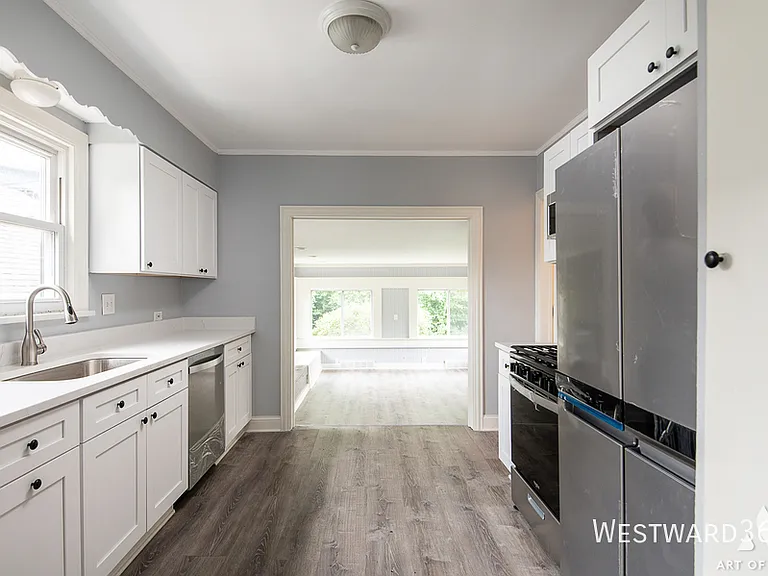 923 W Plainfield Rd — Photo 3