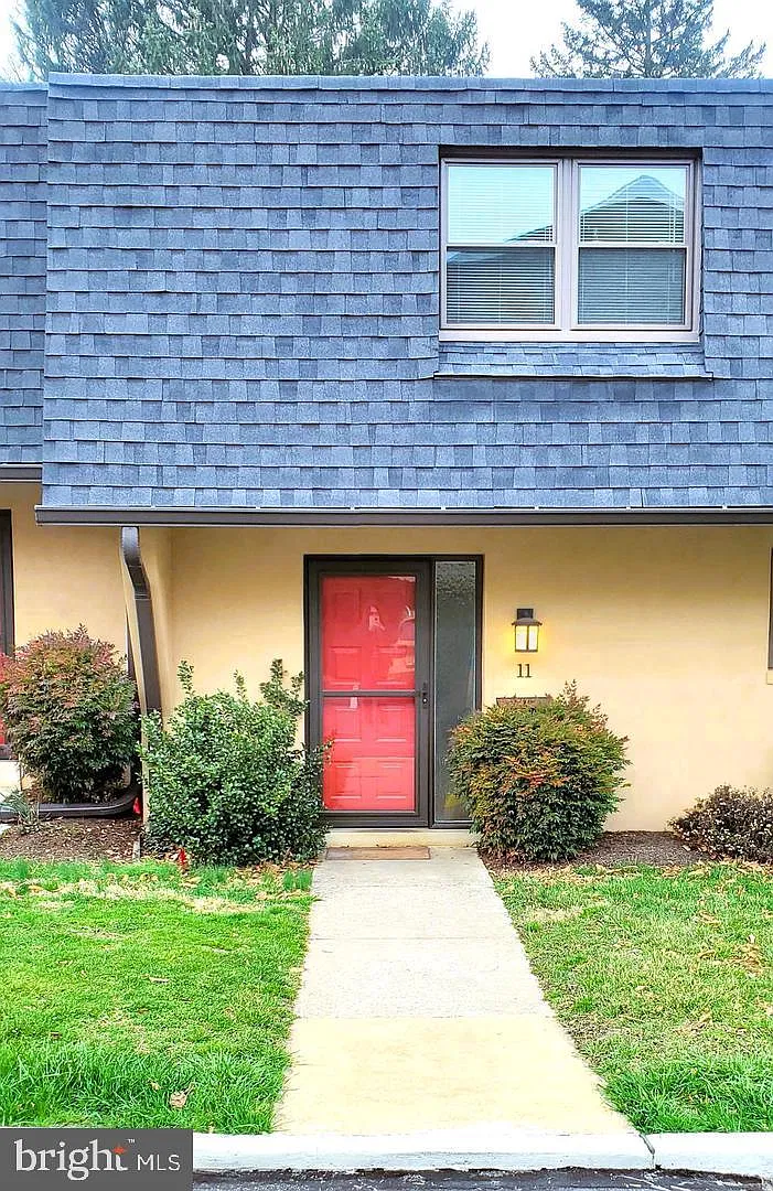 3 bed, 1.5 bath, 1340 sqft, $2,500 — Photo 2