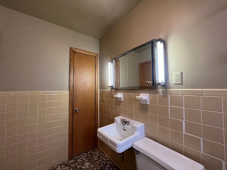 996 Van Buren — Photo 18