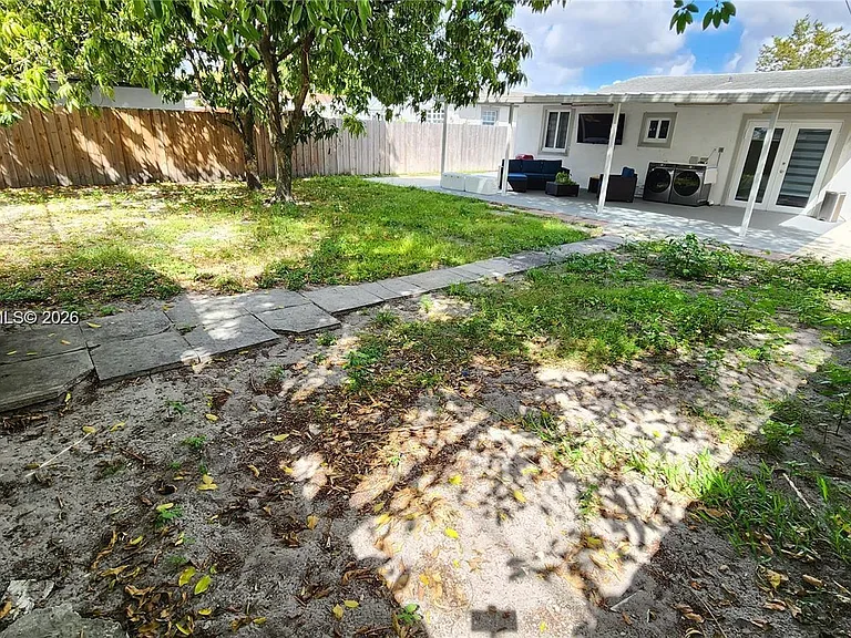 734 W 32nd St — Photo 29