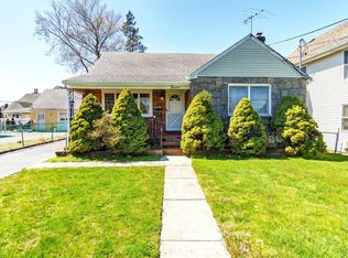 12 Smith St, Glen Cove, NY 11542