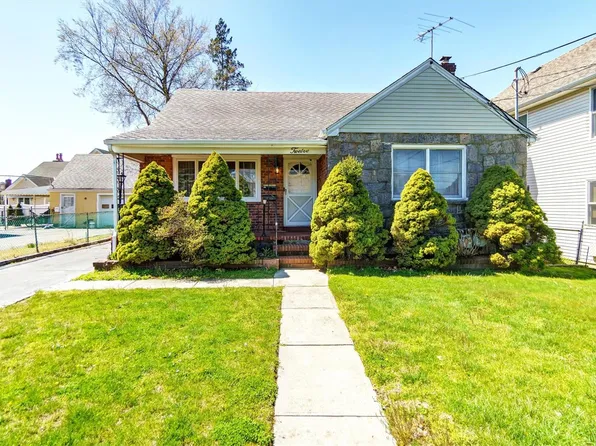 12 Smith St, Glen Cove, NY 11542