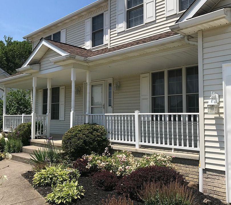 1st image of 2916 Woodview Dr