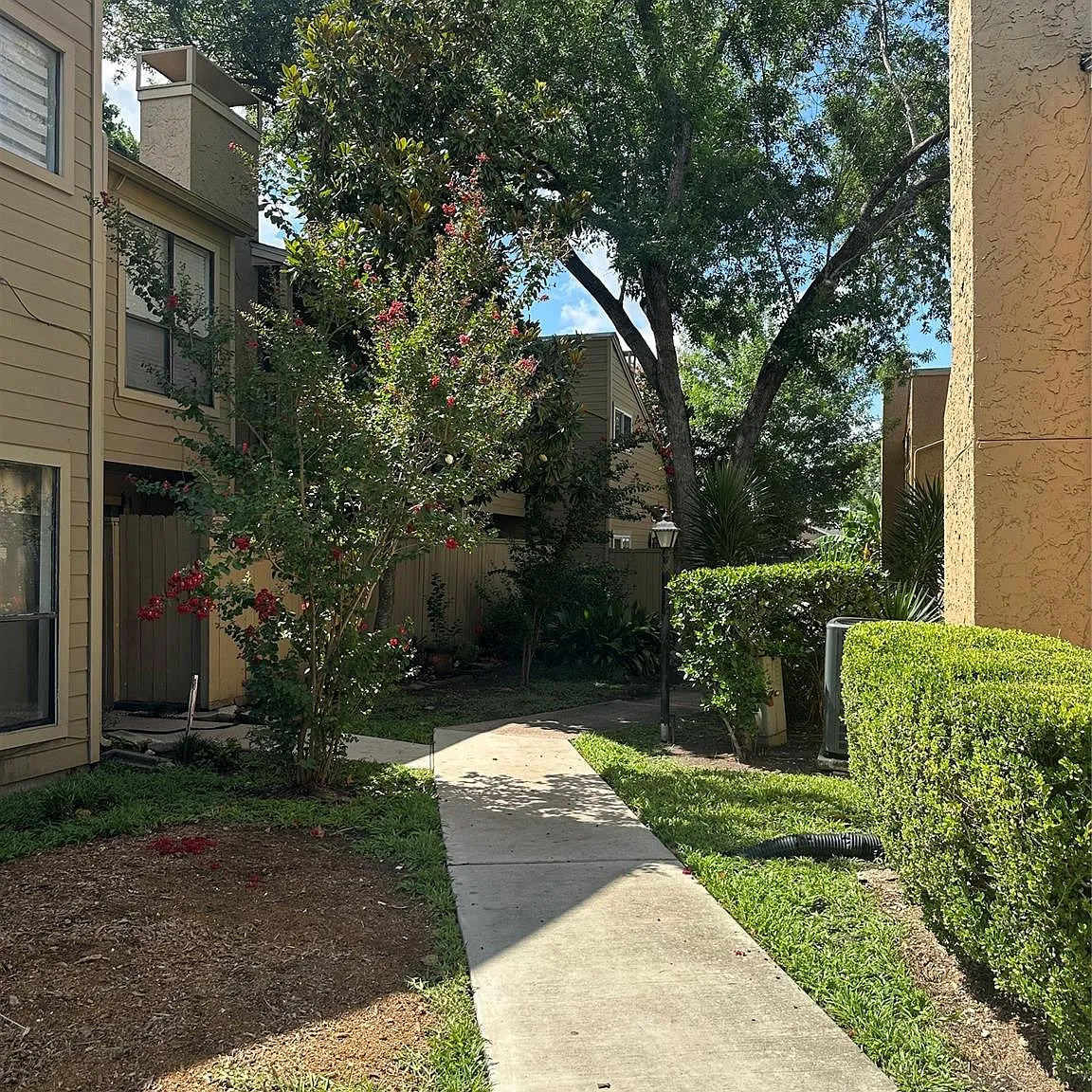 1 bed, 1.0 bath, 1028 sqft, $1,300 — Photo 2