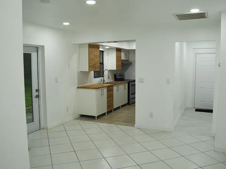215 Leroy Ave #B — Photo 6
