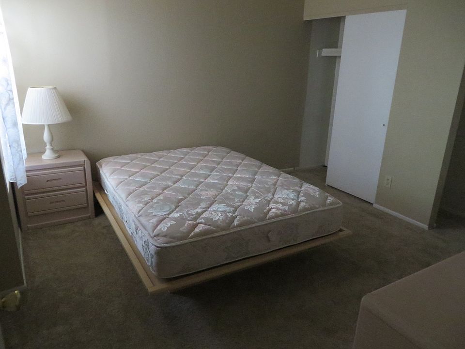 bedroom - bed
