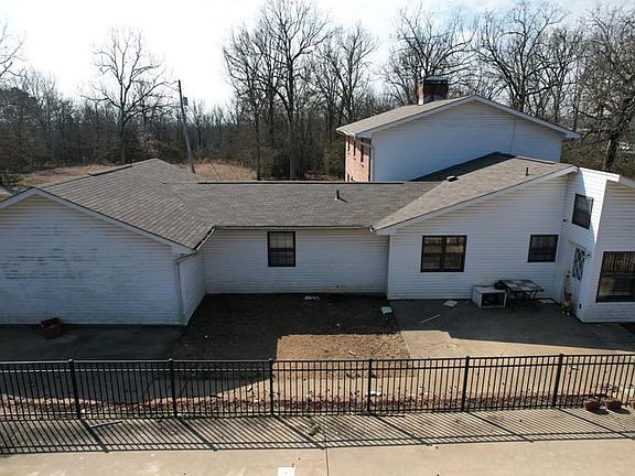 5th image of 222 N Summit Dr