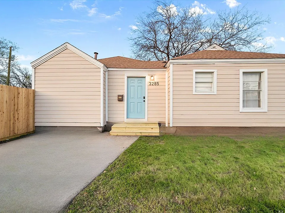 3285 Clover Ln