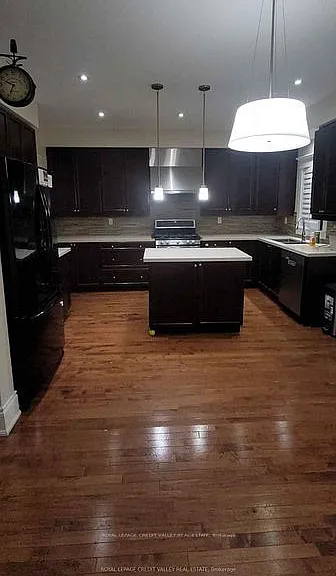 31 Crown Victoria Dr — Photo 4