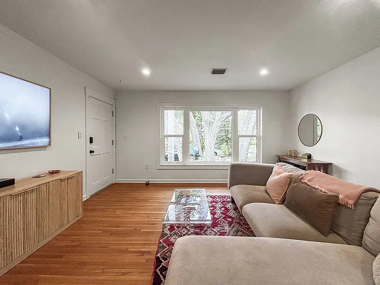 1021 Iroquois St — Photo 3