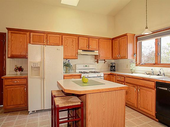 2nd image of W233N6792 Candlewick Dr
