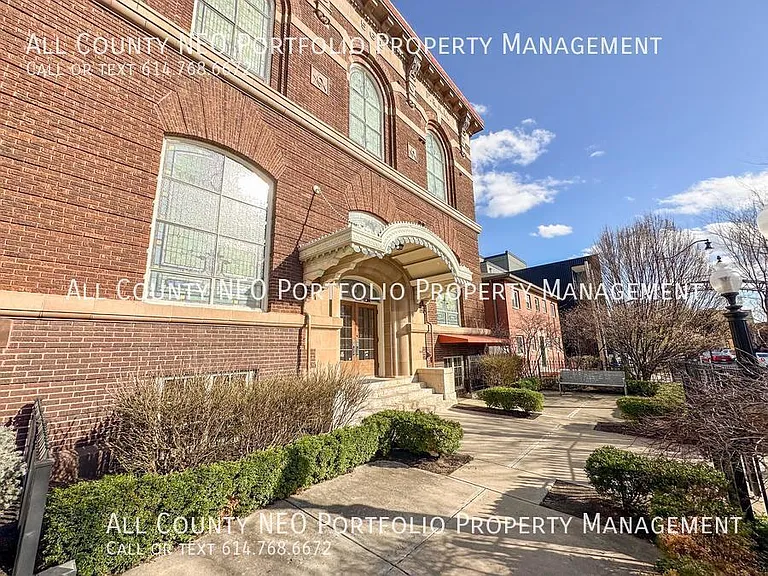 1276 N High St #304 — Photo 1