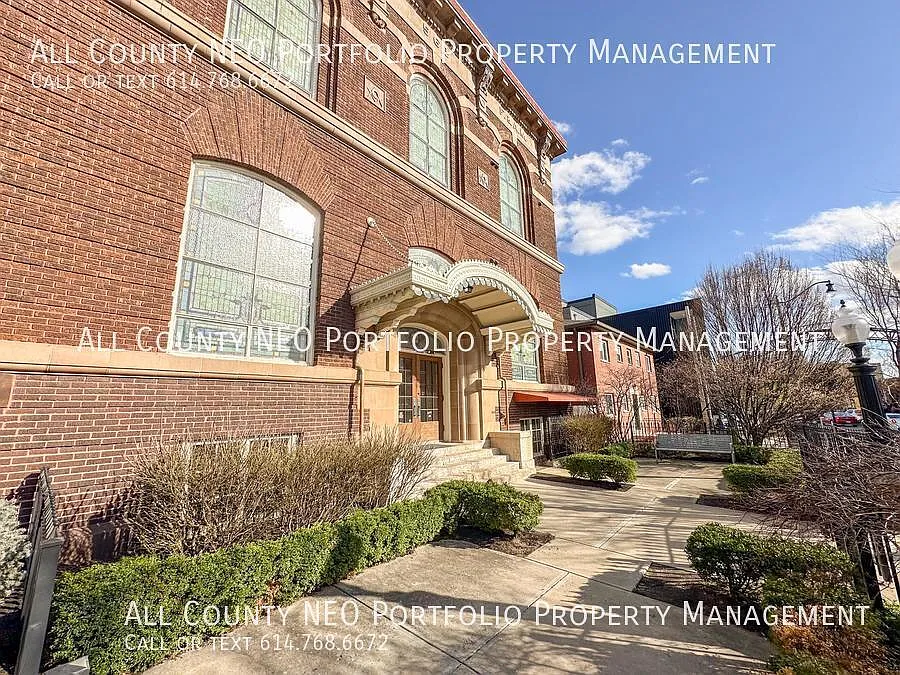 1276 N High St #304