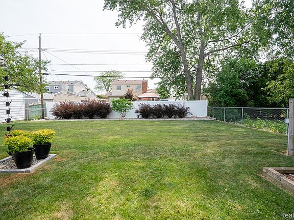 4th image of 4897 Jackson St