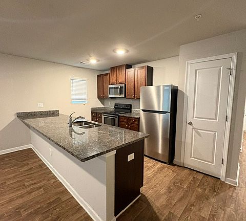 3rd image of 806 Carlton Pointe Pl