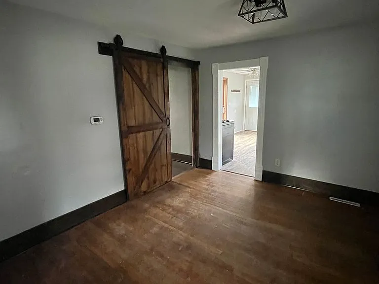 113 N Van Buren St — Photo 3