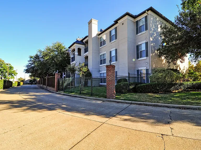 LaCrosse Apartments and Carriage Homes — Photo 5