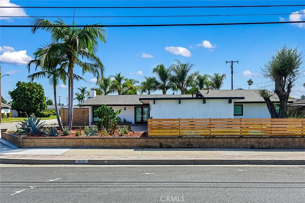 4 bed, 1806 sqft, $5,850 — Photo 2