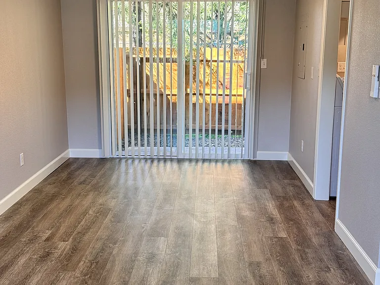 2392 NE Carolyn Ct — Photo 5