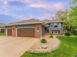 702 Par Tee Dr, Hartford, SD 57033