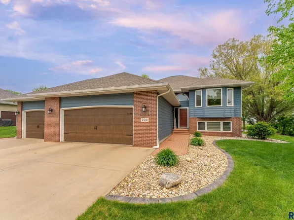 702 Par Tee Dr, Hartford, SD 57033