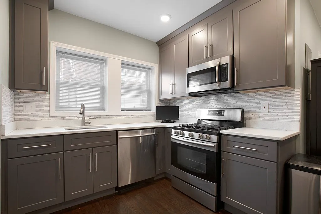 3 bed, 2.0 bath, 2200 sqft, $3,600 — Photo 2